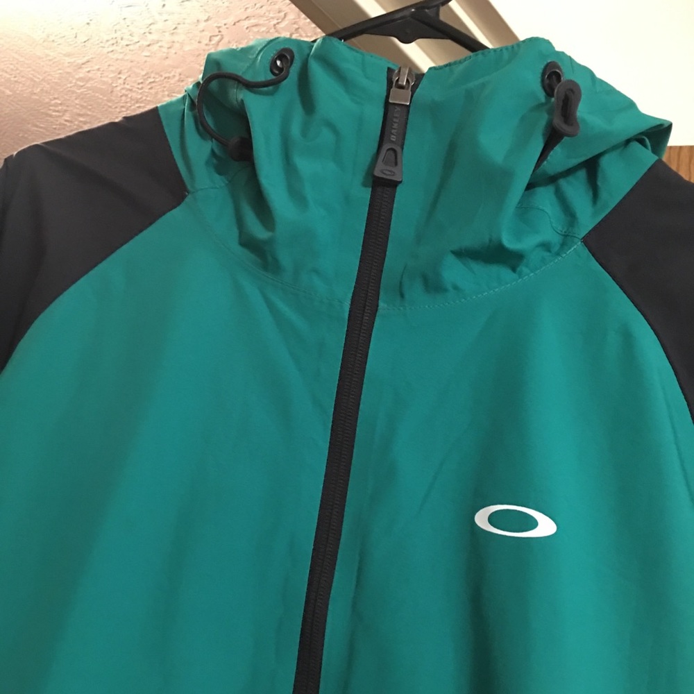 Oakley snow jacket never worn